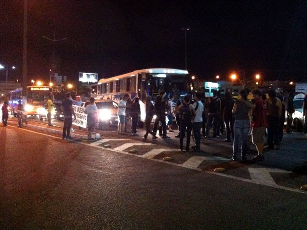 Manifestantes fecharam a BR-101 em frente à Arena das Dunas (Foto: Lamonier Araújo)