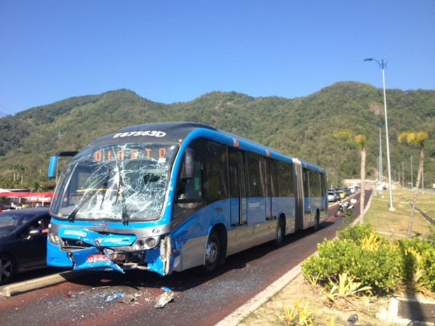 Ônibus do BRT Transoeste que bateu nas proximidades da estação Pontal (Foto: Guilherme Brito/G1)