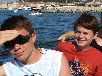 2 enfants sur un bateau.jpg