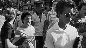 Livro investiga trajetória de mulheres flagradas em foto símbolo da segregação racial nos EUA Livro investiga trajetória de mulheres flagradas em foto símbolo da segregação racial nos EUA