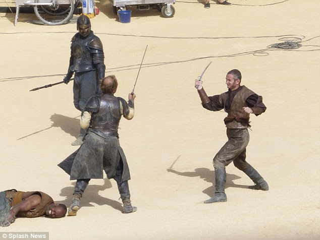 Sin sorpresa!  Juego de Tronos aficionados no se sorprenderá de que las estrellas de la exitosa serie de televisión fueron vistos filmando escenas violentas, sangrientas el lunes
