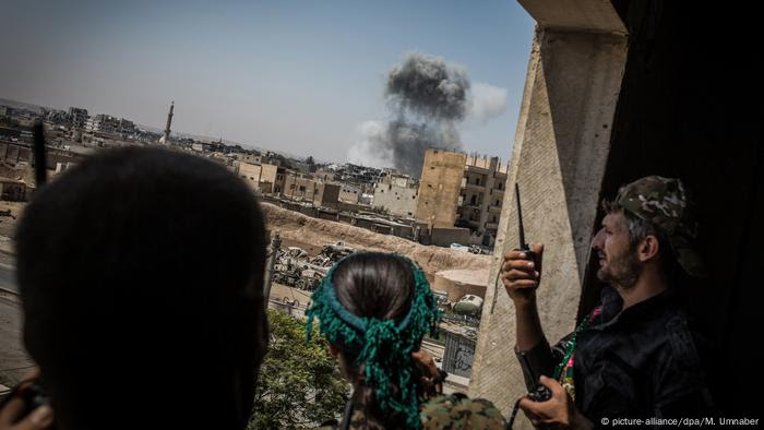 7. Bildergalerie Syrien Kriegsreportage aus der Todesfalle Rakka (picture-alliance/dpa/M. Umnaber)