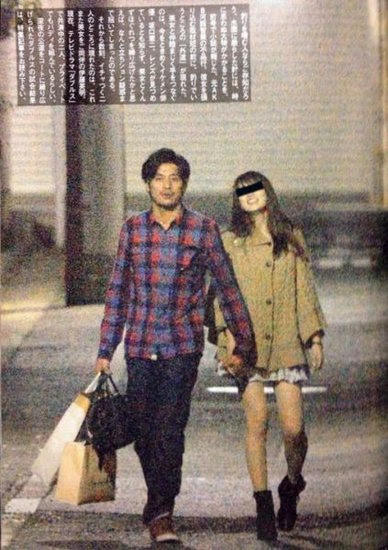 坂口宪二伊藤英明和美女约会家门口公然亲吻 娱乐 腾讯网