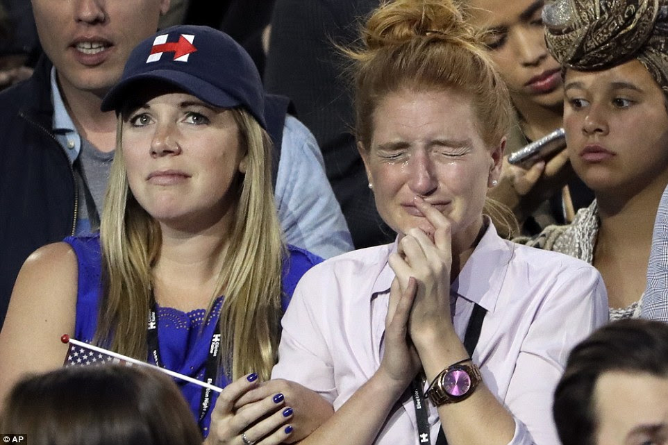 Desolado: apoiantes de Hillary Clinton chorar como eles vêem os resultados das eleições durante a reunião da noite da eleição do candidato presidencial democrata Hillary Clinton no átrio de vidro fechado do Javits Center Jacob