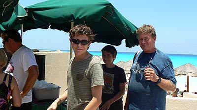 les trois garçons, BBQ Cancun.jpg