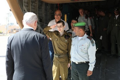 Gilad Schalit salutes Prime Minister Binyamin Netanyahu