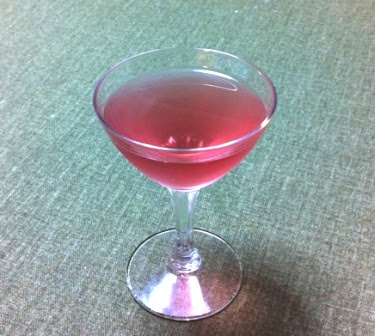 このキレイなピンク色の飲み物は何でしょう 実は白ワインにあるハーブを漬けたものです Nrc自然療法研究所ブログ ハルモニエ