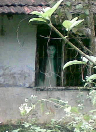 Heboh Penampakan Sosok Hantu di Sebuah Rumah Tua Saat S