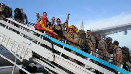Los militares subiendo al avión