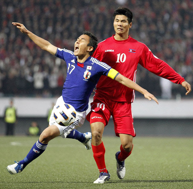 Asahi Com 朝日新聞社 後半 北朝鮮のマークを受け倒される長谷部 １７ 代表撮影 サッカー日本代表フォトギャラリー ワールドカップ ブラジル大会アジア３次予選 スポーツ