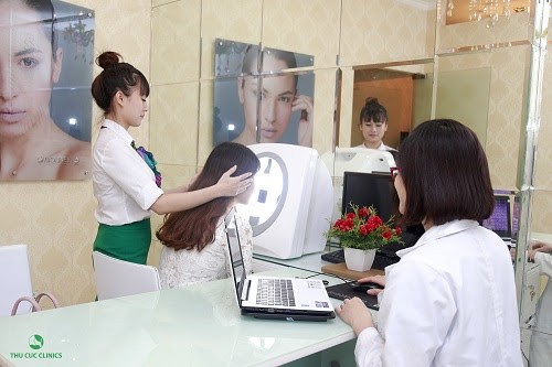 Trước khi trị mụn bằng công nghệ cao, các chuyên gia sẽ thăm khám tình trạng da bạn giúp đưa ra liệu trình điều trị phù hợp