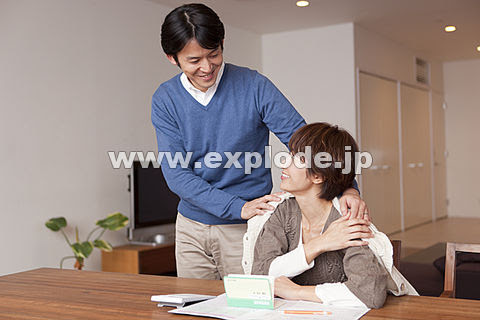 中年女性の肩を抱く中年男性 Ml Jpg 写真素材