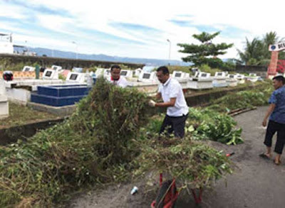 Ambon,Malukupost.com - Pasangan Calon Walikota dan Wakil Walikota Ambon, Paulus Kastanya dan Muhammad Armyn Syarif Latuconsina beserta tim dan simpatisan pendukung melaksanakan kegiatan Jumat bersih, Jumat (9/12). Kegiatan Jumat bersih tersebut berlangsung di Taman Makam Syuhada, Kelurahan Waihaong, Kecamatan Nusaniwe, Kota Ambon tepatnya di depan Kantor Dispenda Provisi Maluku. Calon Walikota Ambon, Paulus Kastanya yang akrab disapa Poly mengatakan, kegiatan ini merupakan inisiatif warga setempat yang diusulkan kepada pasangan PANTAS dan semua bersama-sama telah menyepakatinya. “Kegiatan yang dilakukan ini sengaja kita pilih untuk dilaksanakan pada hari Jumat karena hari ini merupakan hari olahraga, maka disamping kita olahraga, sekaligus kita melakukan kegiatan amal dengan membersihkan makam di taman makam Syuhada,” ujarnya.