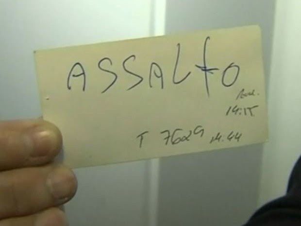 Polícia apreendeu um dos bilhetes usados pelo criminoso  (Foto: Reprodução / TV TEM)