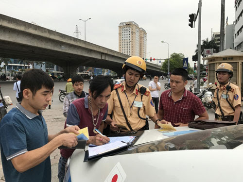 Tài xế ma cô gặp CSGT cứng ở Hà Nội - 1