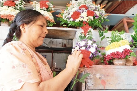 Todos Santos: Florista lleva 38 años adornando las tumbas