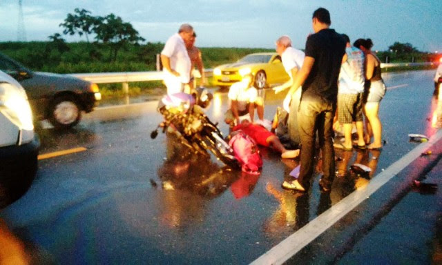 Populares observam vítimas caídas minutos após o acidente (Foto: Campos 24 Horas)