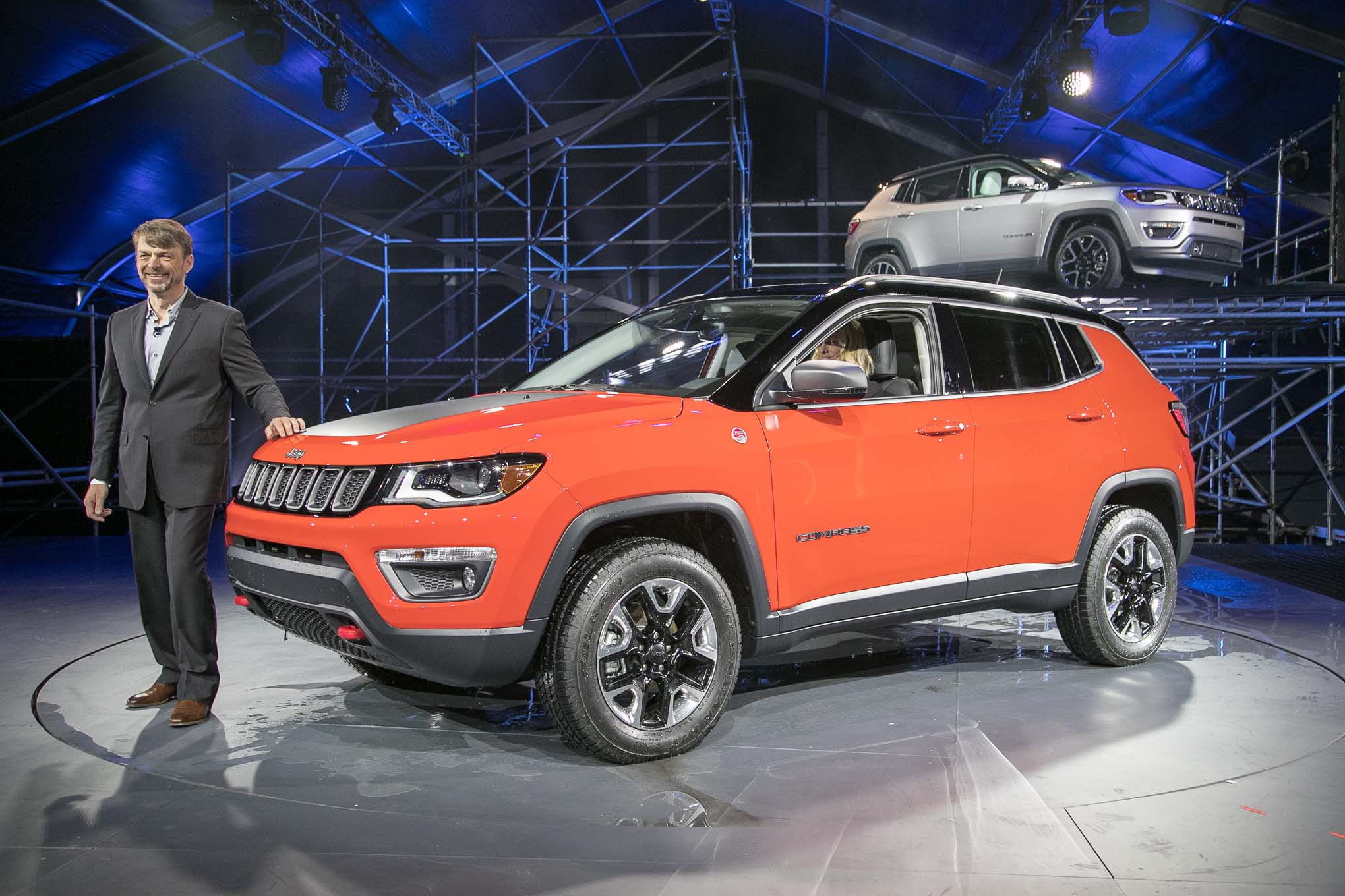 2017 Jeep Compass Trailhawk front three quarter 02 1