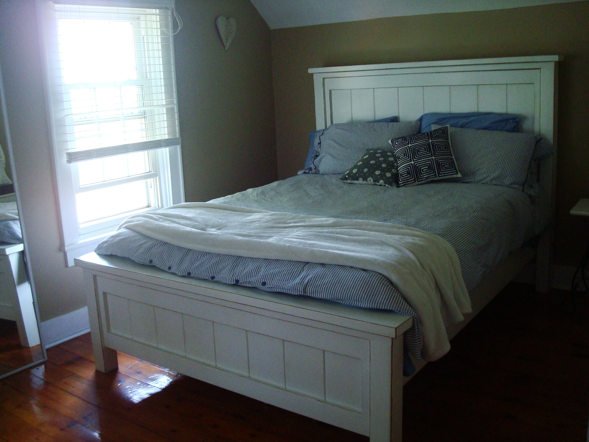 Ana White Farmhouse Queen Bed - DIY Projects