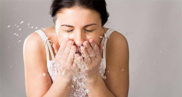 Rửa mặt bằng nước sẽ giúp da chống tiếp xúc với các chất hóa học.