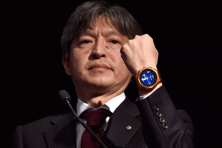El presidente de casio, Kazuhiro Kashio muestra el nuevo reloj inteligente de la empresa. 