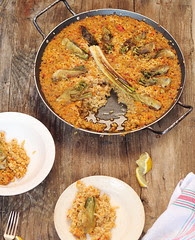 Arroz con verduras, alcachofas, calçots y salsa romesco-Rice with vegetables, artichokes, onions and romesco sauce