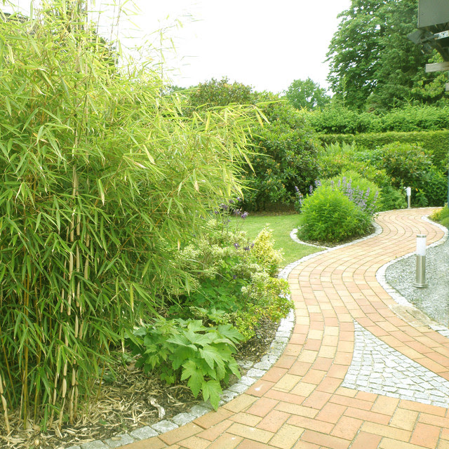 Gartenweg mit Bambus Gartenweg mit Bambus