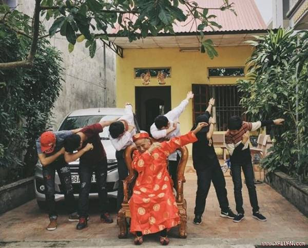 Ông nội 90 tuổi tạo dáng DAB chụp ảnh cùng con cháu