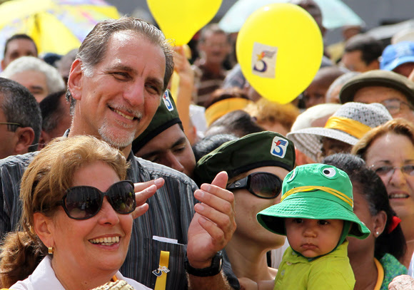 René González en marcha por Los Cinco junto a los jóvenes y los artistas en la capital. Foto: Ismael Francisco/Cubadebate.