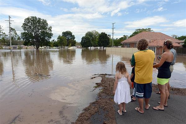 Warga menyaksikan ruas jalan yang tertutup banjir fi Bundaberg, Queensland, Australia, 28/1. Sebanyak 1200 rumah di daerah tersebut terendam banjir akibat badai Oswald. Tiga orang dinyatakan meninggal dunia dalam peristiwa ini.