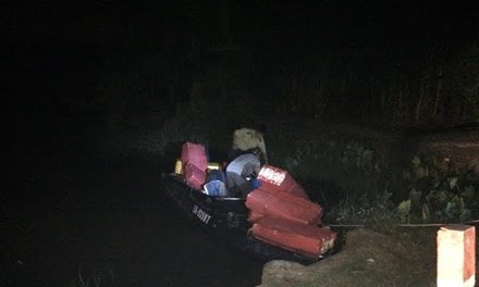 QLTT trục vớt thuốc lá lậu bị đổ xuống kênh.