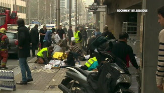 Els equips d'emergència atenen els ferits en l'atemptat a l'estació de metro de Maelbeek (Reuters)