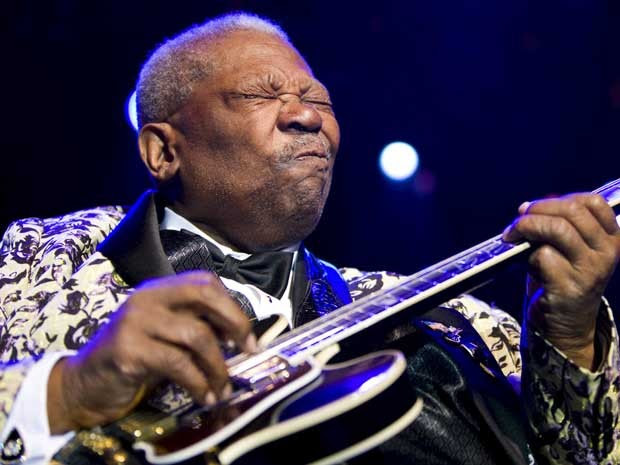 B.B. King tinha verdadeira paixão por seus instrumentos.  (Foto: Valentin Flauraud / Reuters)