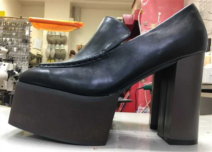 厚底を低くカットして履けるようにします