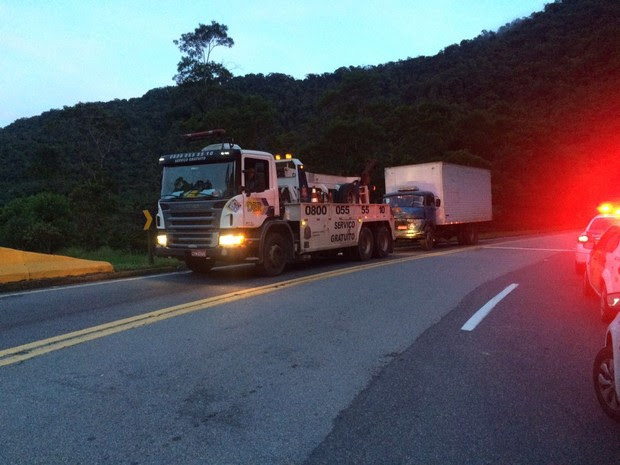 Caminhão foi retirado do local na manhã desta quinta-feira (Foto: Solange Freitas/G1)