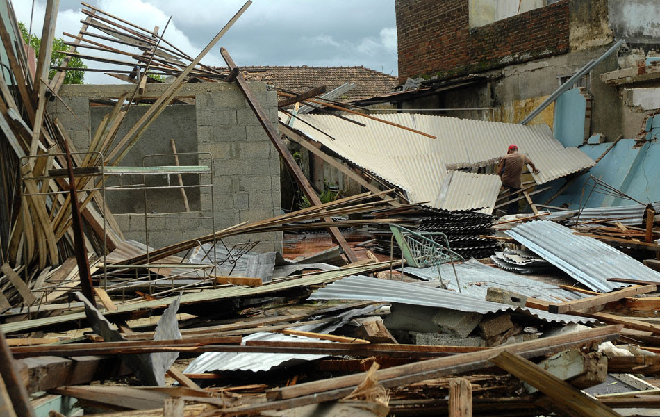 26 de outubro - Um homem caminha em meio à destruição causada pelo furacão Sandy em Cueto, Bayamo, 750 km a leste de Havana.
