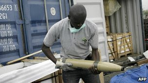 Security officials holds one of the seized weapons in Lagos, Nigeria (27 Oct 2010)