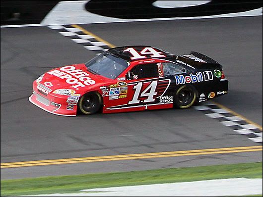 tony stewart wins daytona qualifier
