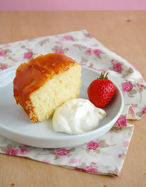 Lemon cake with crackly caramel glaze / Bolo de limão siciliano com casquinha quebradiça de caramelo
