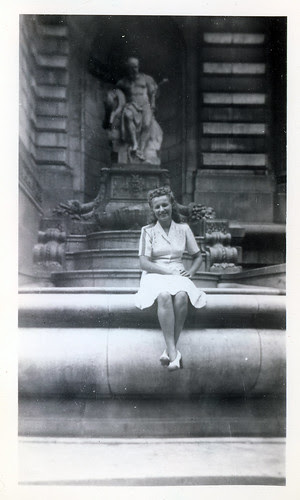 Thelma at statue 644
