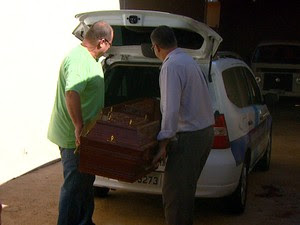 Corpo do MC Daleste é colocado em carro funerário para ser levado para São Paulo  (Foto: Reprodução EPTV)