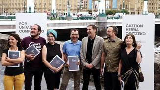 Otegi, Fernández i la resta del grup de treball, aquest dimecres a Sant Sebastià (EFE)