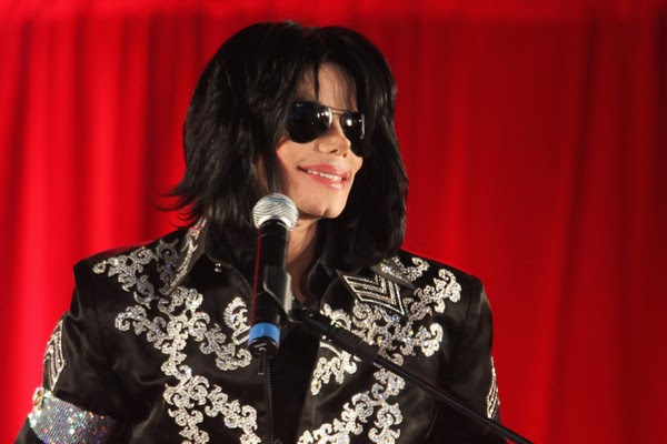 Michael Jackson: O Rei do Pop faturou mais de um bilhão de dólares em sua carreira, mas gastou entre 20 e 30 milhões de dólares a mais do que ganhava anualmente. Em 2005, quando foi acusado de abuso infantil, precisou gastar ainda mais para se defender le (Foto: Getty Images)