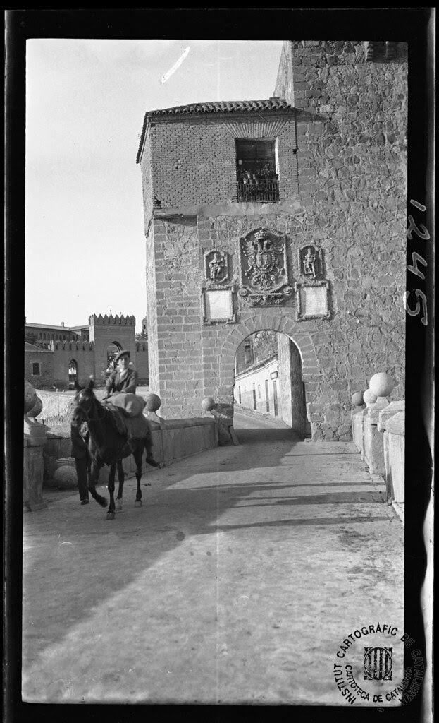 Puente y Puerta de San Martín en 1933. Fotografía de Gonzalo de Reparaz Ruiz. © Institut Cartogràfic de Catalunya