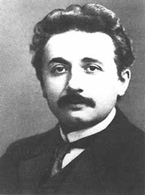  Einstein em uma foto quando estava começando a ficar conhecido Em 1905, além do trabalho em que propôs a explicação para o efeito fotoelétrico, Albert Einstein publicou Sobre a Eletrodinâmica dos Corpos em Movimento, obra na qual estabeleceu as bases para uma nova e revolucionária Mecânica, que se mostraria mais abrangente que a newtoniana.  Na época, muito se discutia e se investigava sobre a natureza da luz e a sua propagação, bem como sobre a possibilidade de existência de um meio sutil (no qual se propagaria a luz), o qual se denominou “éter”. O éter permearia todo o universo, abrindo a possibilidade para a existência de um referencial privilegiado, absoluto, em função do qual fosse possível estudar e descrever, em princípio, todos os movimentos.  No ano de 1881, Michelson não encontrou nenhuma evidência experimental para apoiar a hipótese da existência do éter. Várias repetições do experimento viriam a ser feitas entre 1881 e 1930, todas com resultado negativo.  No ano de 1898, Jules Henri Poincaré expôs suas insatisfações e dúvidas em um artigo sobre a medida do tempo, no qual escreveu que a simultaneidade de dois eventos ou a ordem de sua sucessão e a igualdade de dois intervalos de tempo devem ser definidas de tal modo que as afirmações das leis naturais sejam tão simples quanto possível. Em 1904, Poincaré apontava que relógios, em diferentes sistemas de referência, devem manter o que podemos chamar de tempo local, mas nenhum observador pode saber se ele próprio está em repouso ou em movimento absoluto.  Finalmente, em 1905, dias antes da entrega do trabalho de Einstein, Poincaré atacou a possibilidade de se demonstrar um movimento absoluto, bem como a possibilidade de existência de um referencial absoluto. Em uma abordagem completamente diferente da de Poincaré, Einstein descartou a necessidade do éter; estabeleceu que o tempo e o espaço não são absolutos; e indicou, como constante fundamental da natureza, a velocidade de propagação da luz no vácuo.  Os postulados  A nova mecânica einsteiniana, mais tarde conhecida como Teoria da Relatividade Especial, baseou-se em apenas dois postulados, que, em linguagem atual, podem ser enunciados como:  1 – As leis da natureza, ou da Física, são as mesmas para todos os referenciais inerciais. 2 – A velocidade de propagação da luz no vácuo é constante, independe do movimento da fonte e tem o mesmo valor para quaisquer referenciais inerciais.