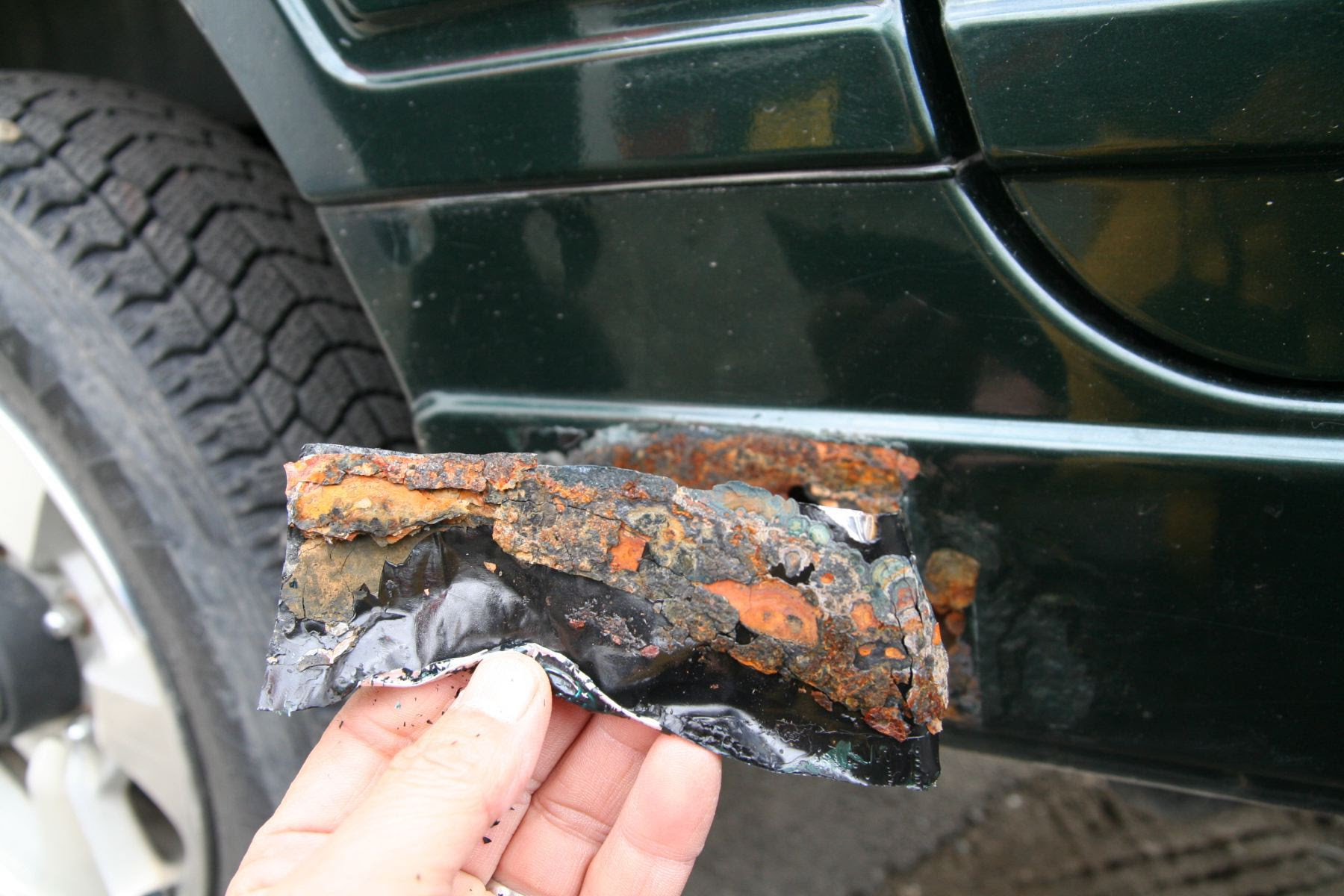 サビ止めの方法は どうすれば 自分でサビ止め ジムニーの板金サビ穴をアルミテープとfrp接着補強 自動車ボディーの穴あき修理をfrp ガラスクロス接着積層修理 Gm 1508 どんぐりコロコロno 8 Frpエポキシ樹脂修理施工写真記録1800ピクセル画像 エポキシepoxy Com