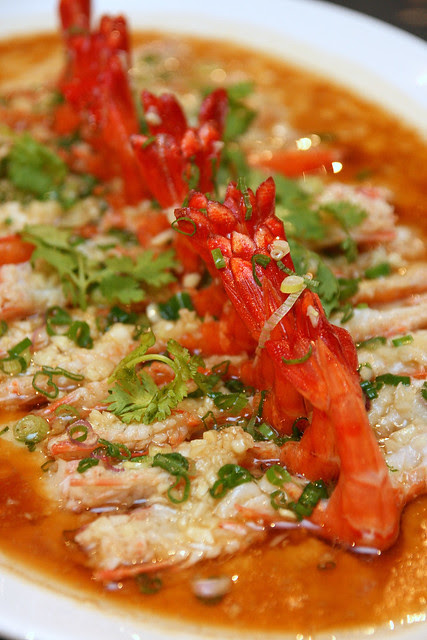 Steamed live prawns with minced garlic