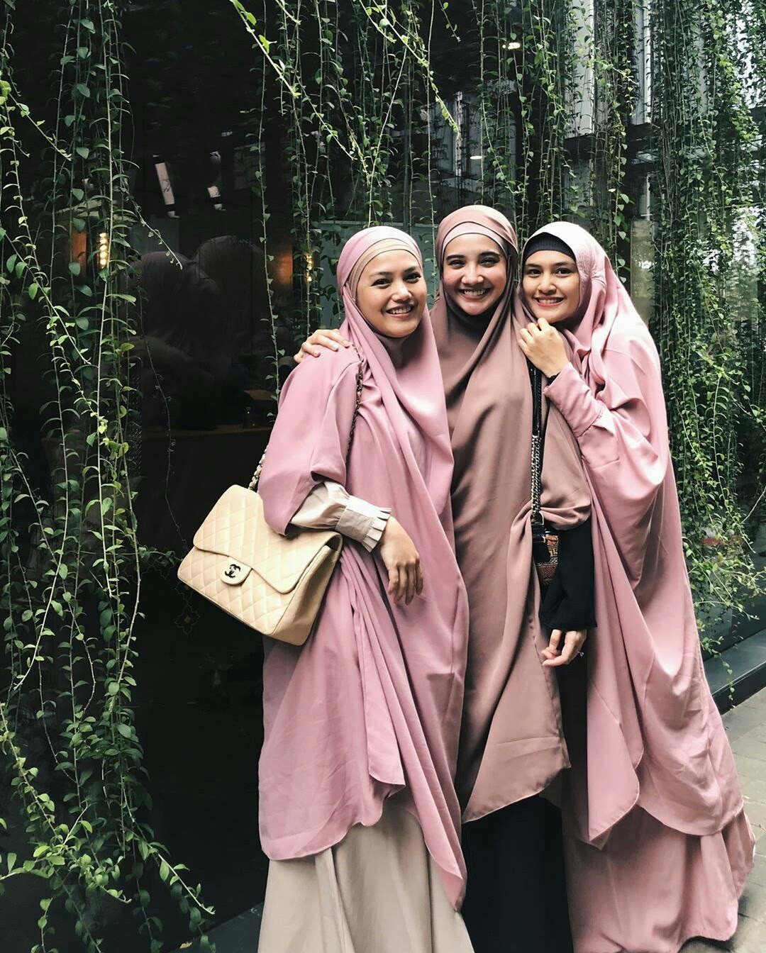 French Khimar Gaya Hijab Syari Modis Terbaru Zaskia Sungkar