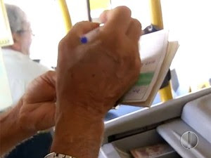 Preenchimento de formulário com dados de idosos tem atrasado as viagens (Foto: Reprodução/Inter TV Cabugi)