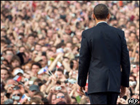 El presidente de EE.UU., Barack Obama, frente a una multitud en Praga